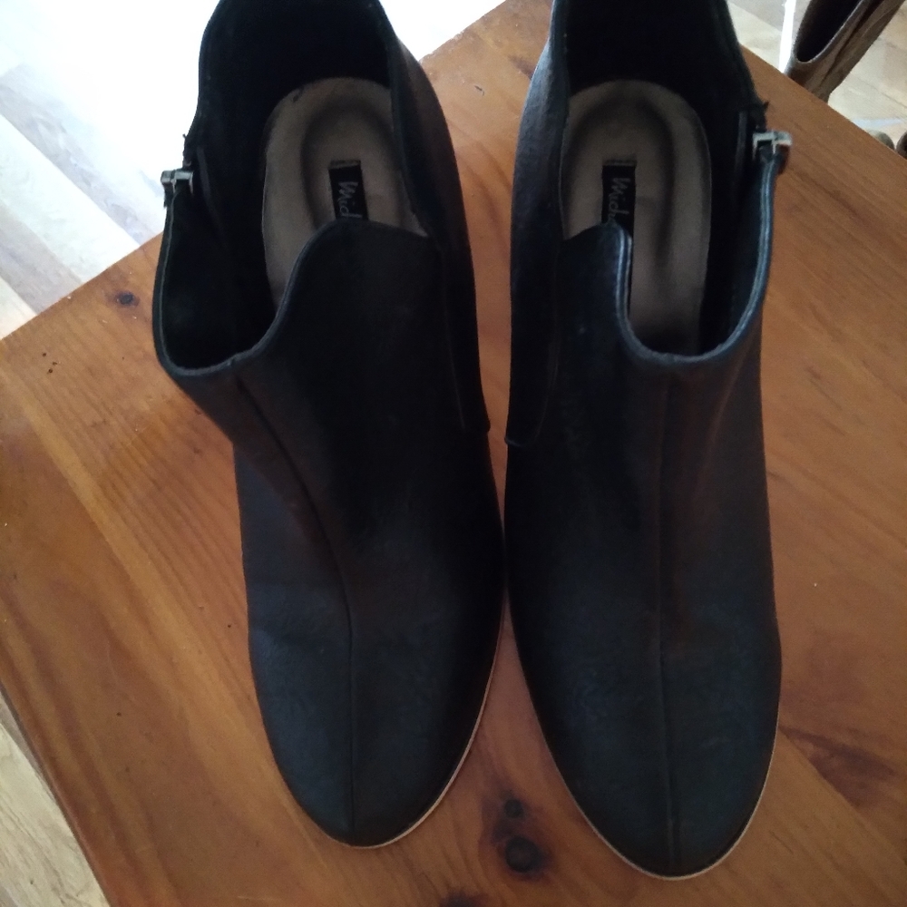 Michael Antonio Size 8 black zip up booties